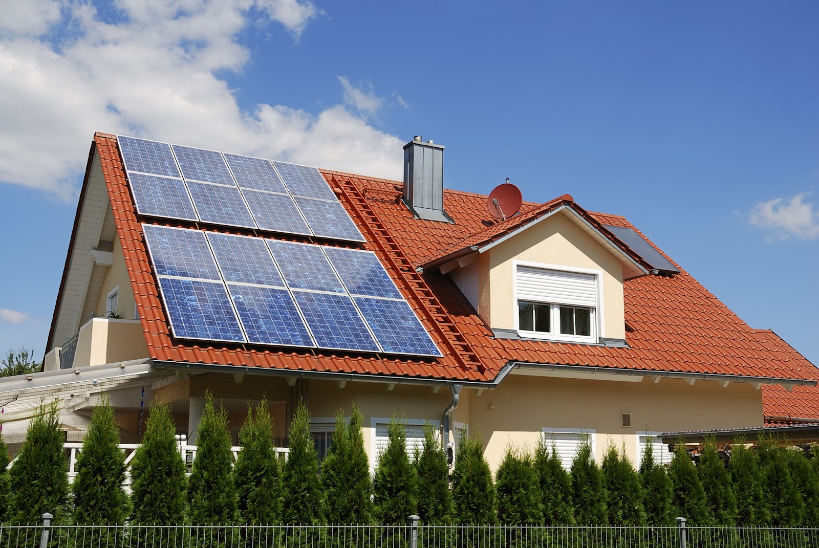 eco friendly homes with solar panels