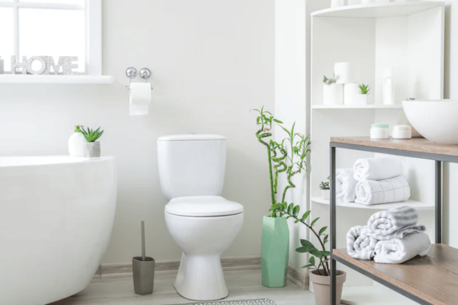 Well decorated bathroom with towels and bathtub 